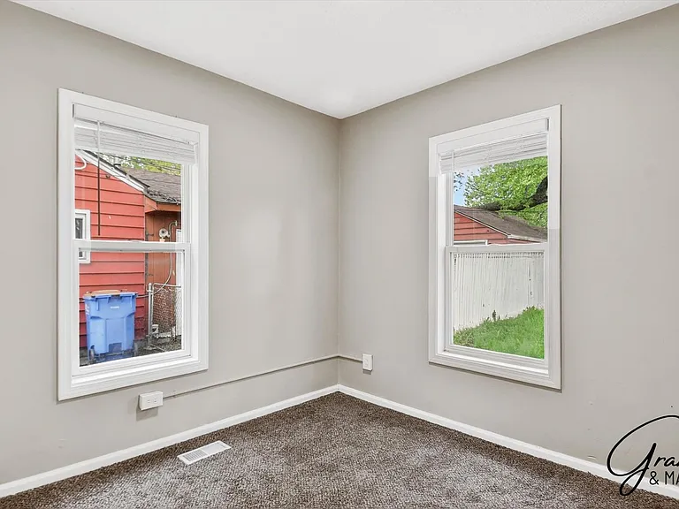 11319 Chalmers Ave — Photo 15