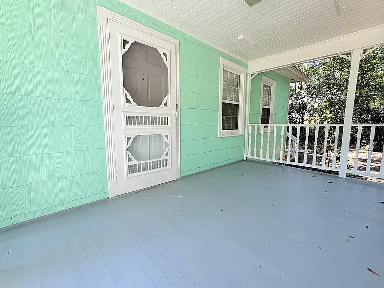 606 Collins Dr — Photo 3