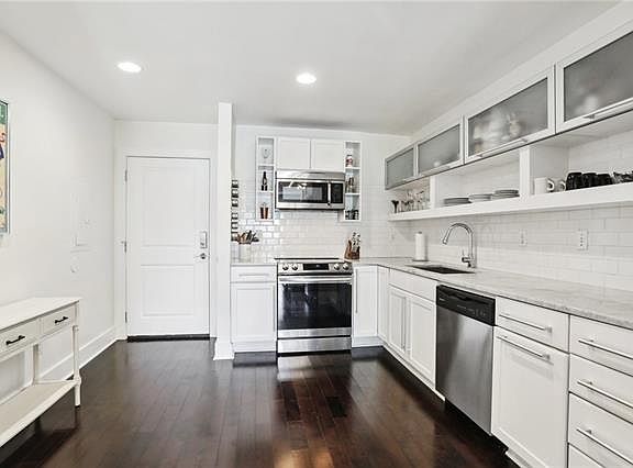 4th image of 4217 Prytania St #303