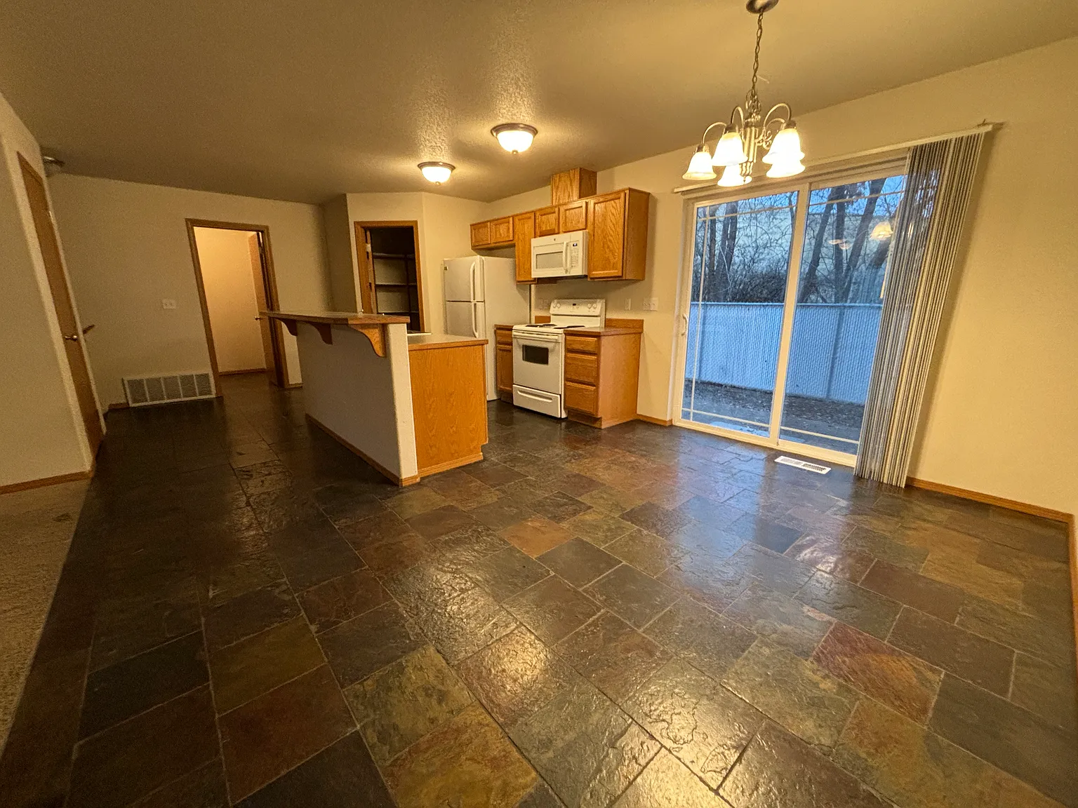 3 bed, 2.5 bath, 1700 sqft, $1,850 — Photo 4