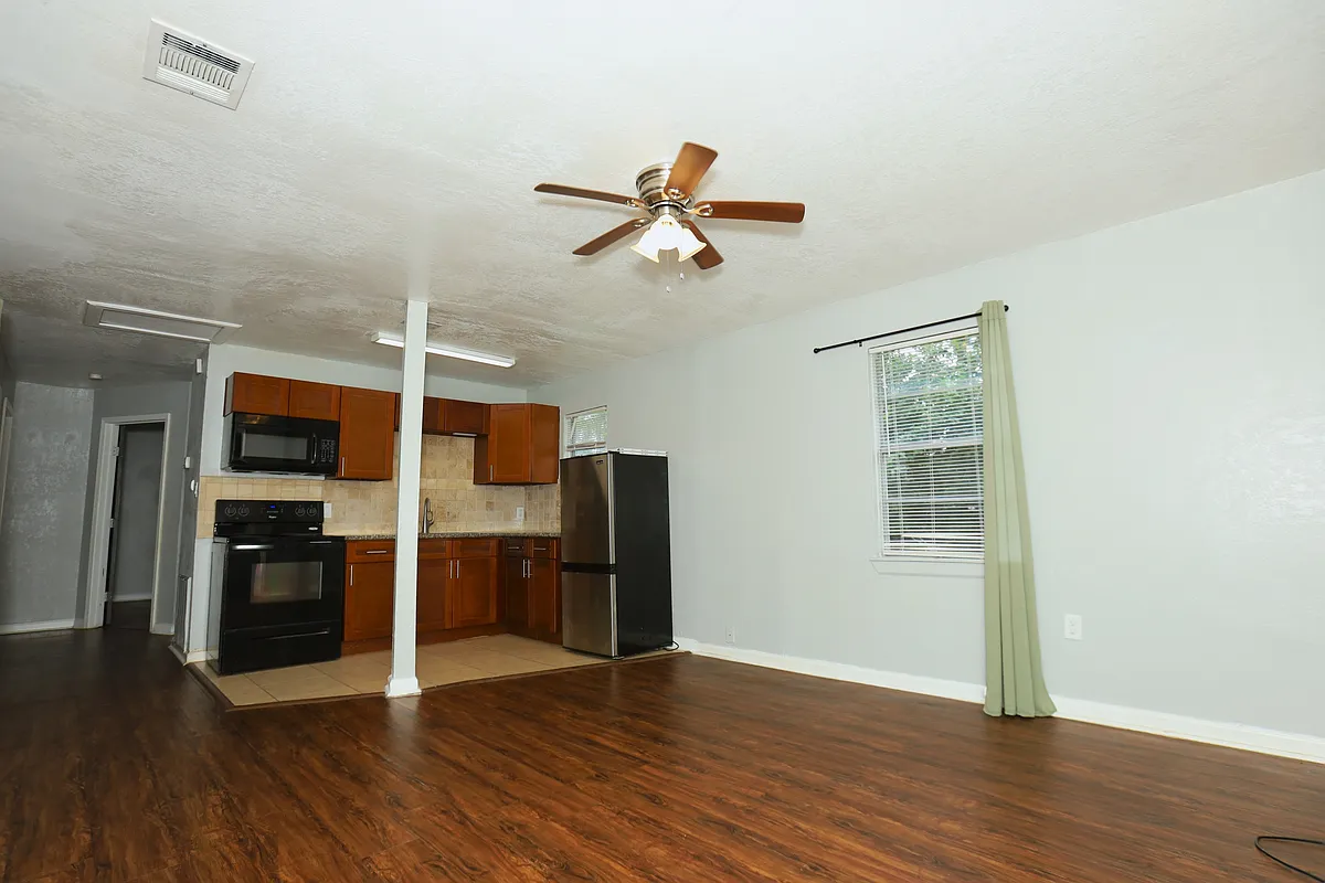 Building Photo - 713 S Valderas St