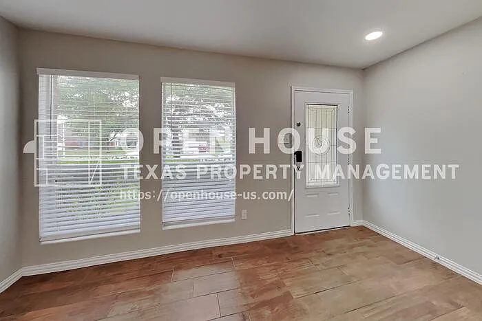 4 bed, 2.5 bath, 1920 sqft, $1,925 — Photo 4
