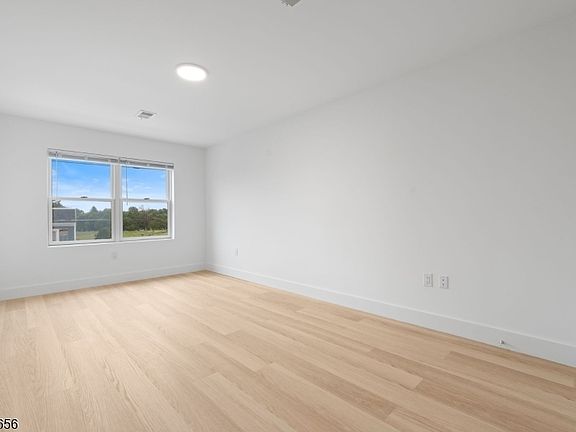 4th image of 645 S 10th St #2