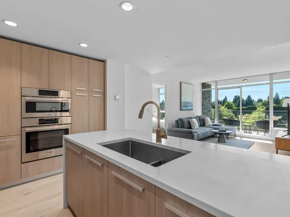 1210 E 27th St #404, North Vancouver, BC V7J 0C5