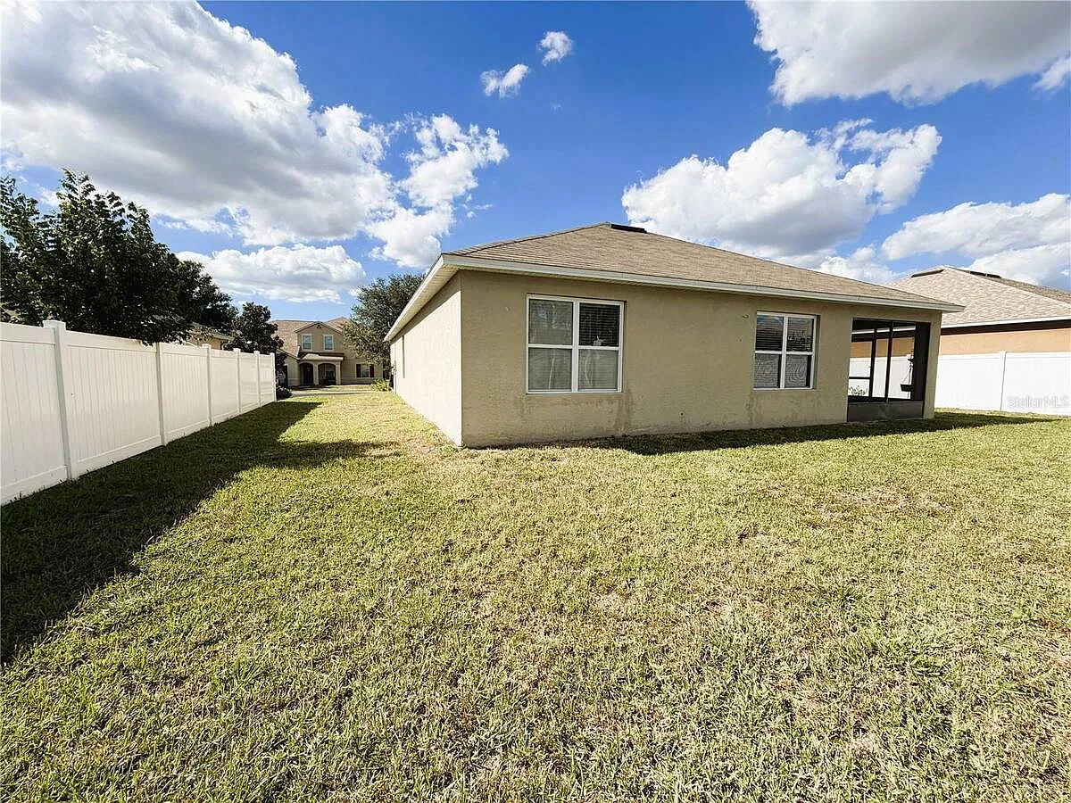 4 bed, 2.0 bath, 1851 sqft, $2,295 — Photo 4