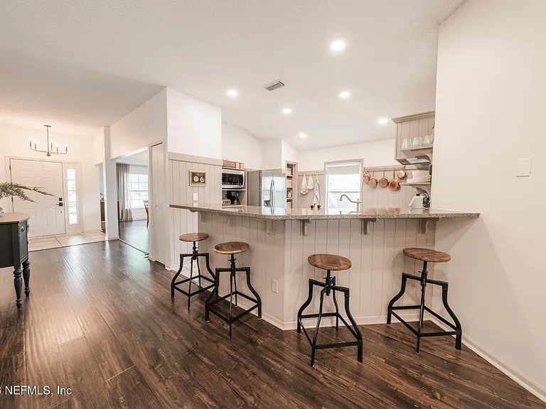 511 Chancellor Dr E — Photo 18