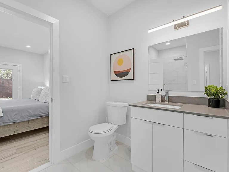 2423 Crossman Ave — Photo 10