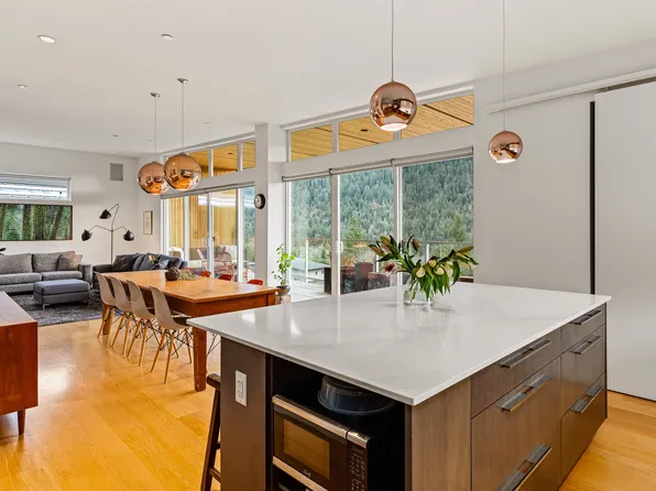 38555 Sky Pilot Dr, Squamish, BC V8B 0T6