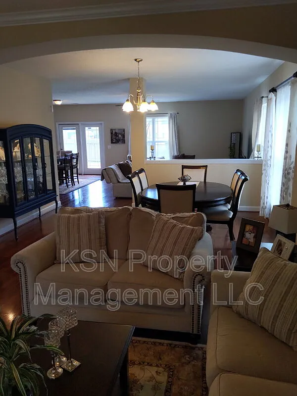 4 bed, 3.5 bath, 3118 sqft, $2,950 — Photo 3