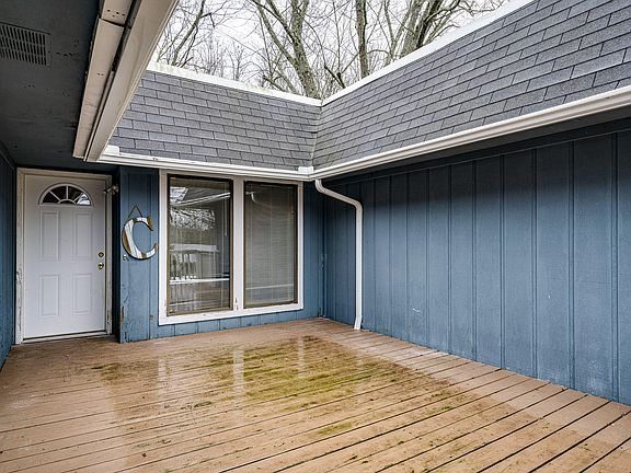 3rd image of 130 Lakeshire Dr
