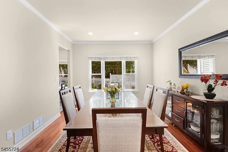 4 bed, 3.5 bath, 2323 sqft, $4,500 — Photo 4
