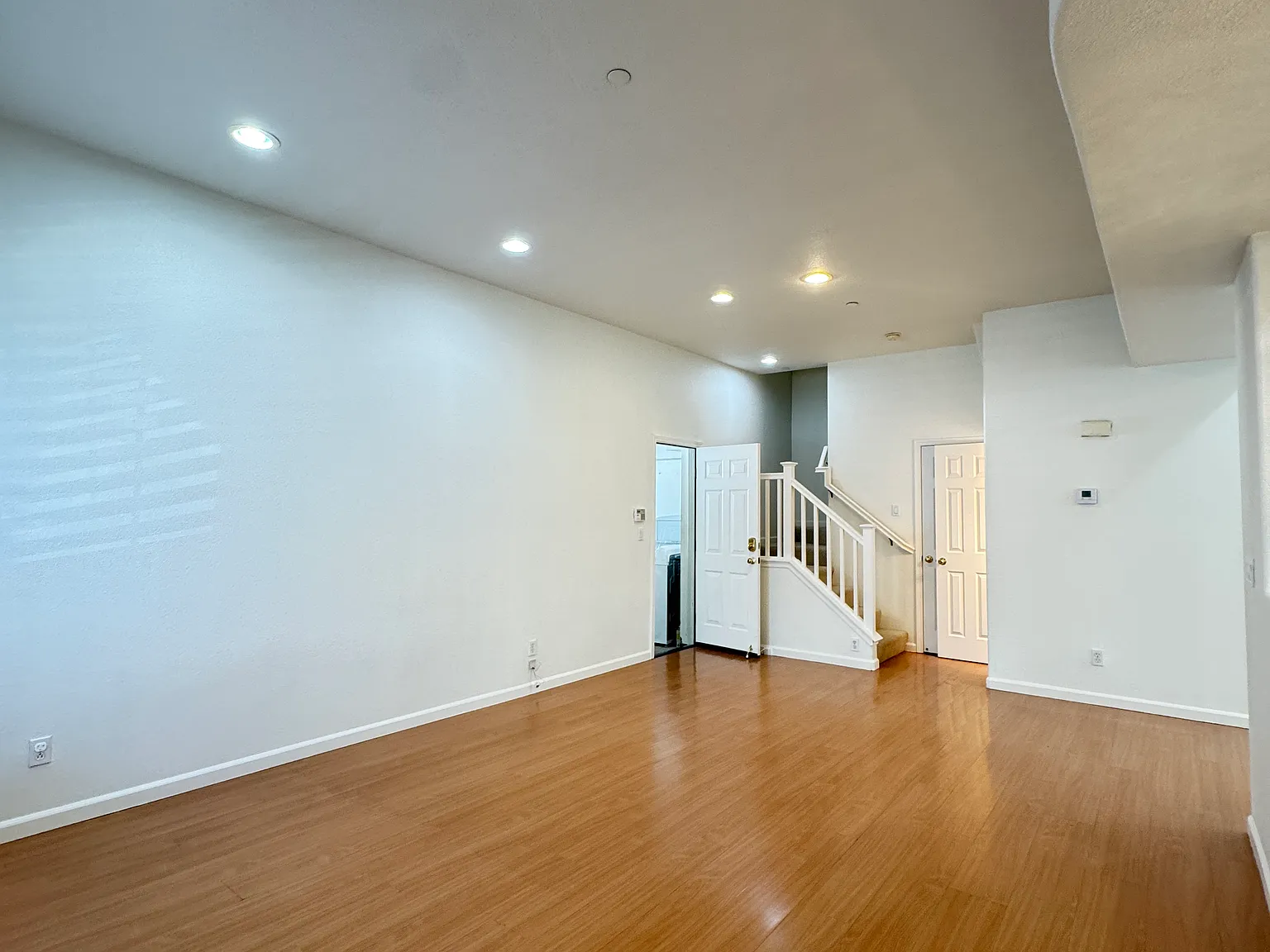 3 bed, 2.5 bath, 1369 sqft, $4,000 — Photo 2