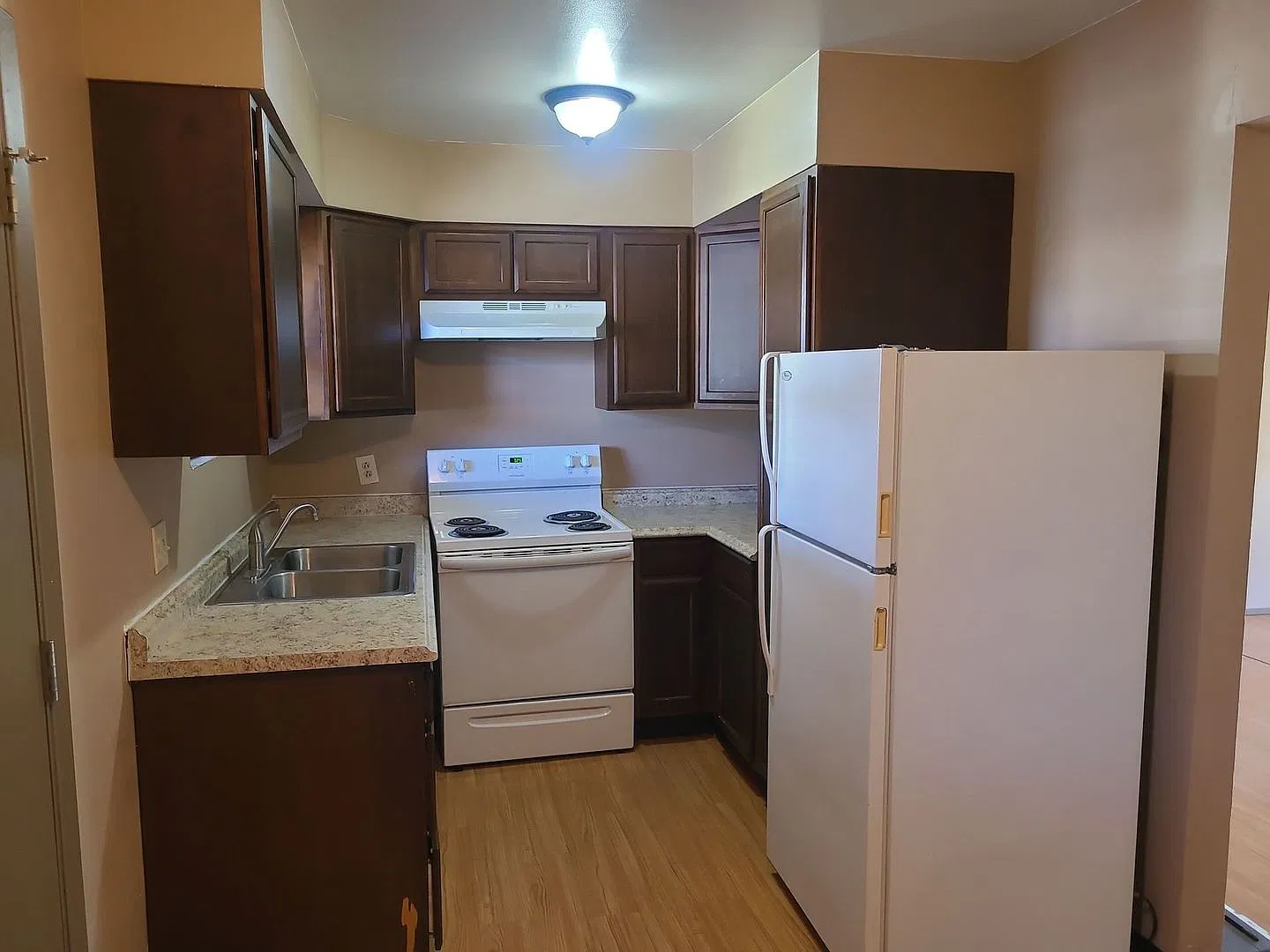 505 W Crest Dr — Photo 4
