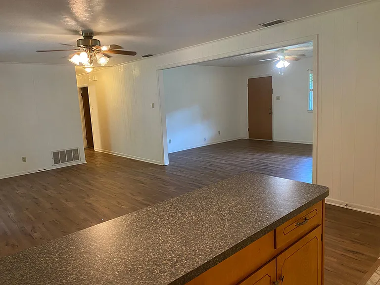 2811 Royal Dr — Photo 4