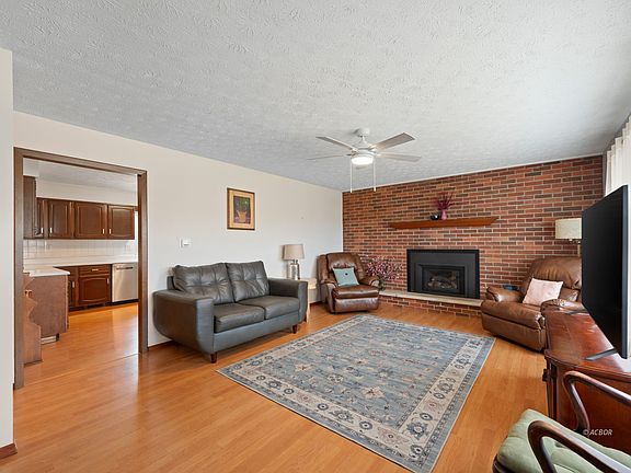 3rd image of 384 Debbie Dr