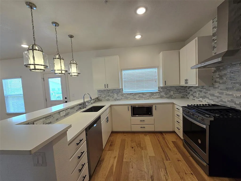 3 bed, 3.5 bath, 2102 sqft, $2,125 — Photo 2