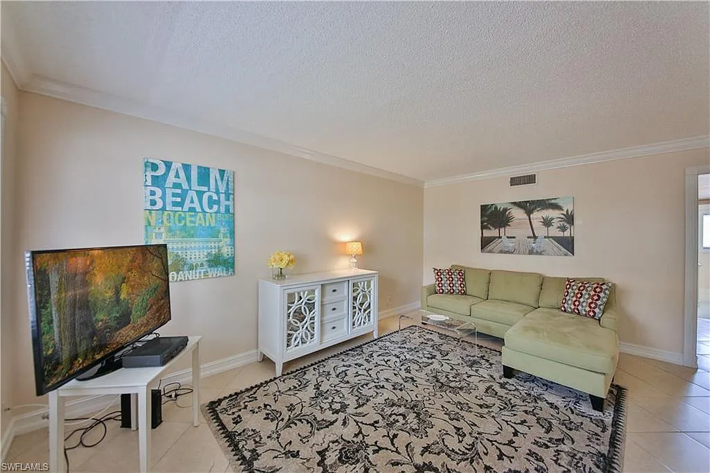 2 bed, 2.0 bath, 940 sqft, $5,250 — Photo 2