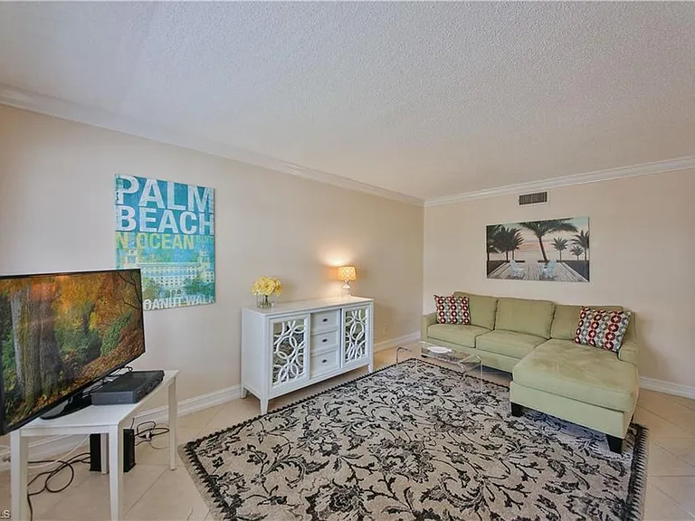 1100 Gulf Shore Blvd N #207 — Photo 2