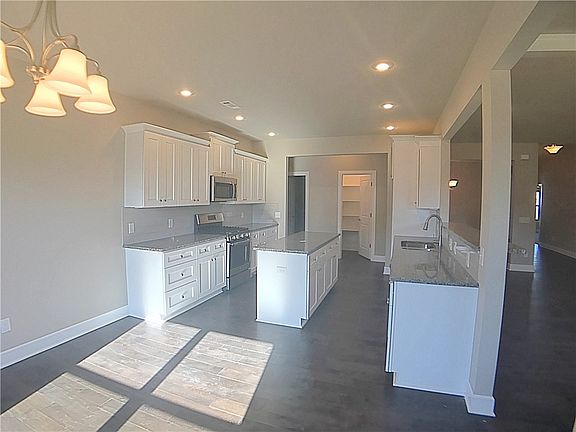 3rd image of 1511 Crestwood Hills Ln