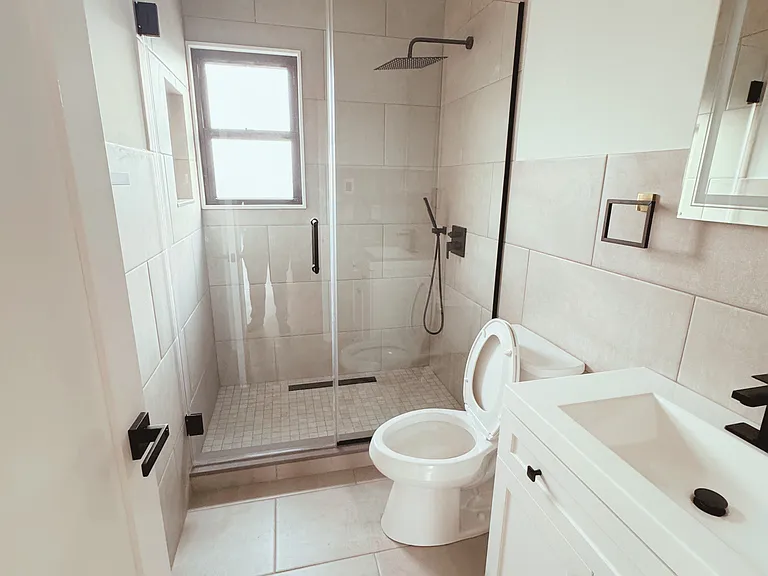 1725 Hone Ave — Photo 4