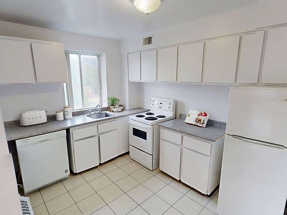 3rd image of 255 Stewart St #1B-1Ba-562Sqft