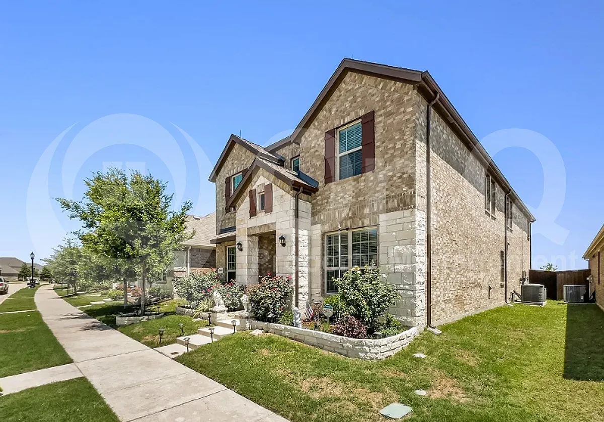 Building Photo - 2141 Miramar Dr