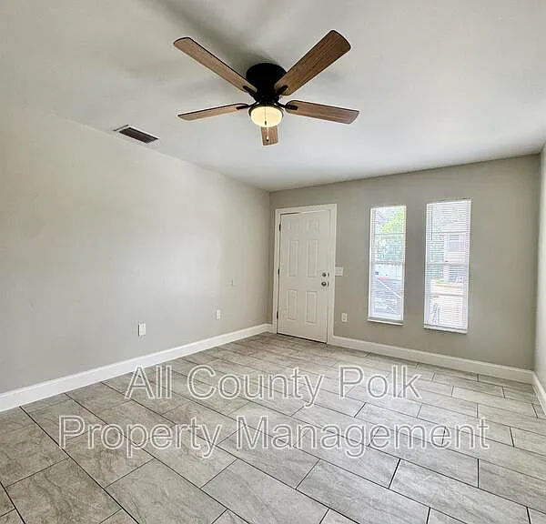 1138 W Sycamore St — Photo 3