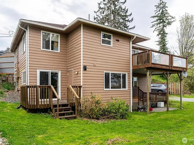 2043 Yew St — Photo 3