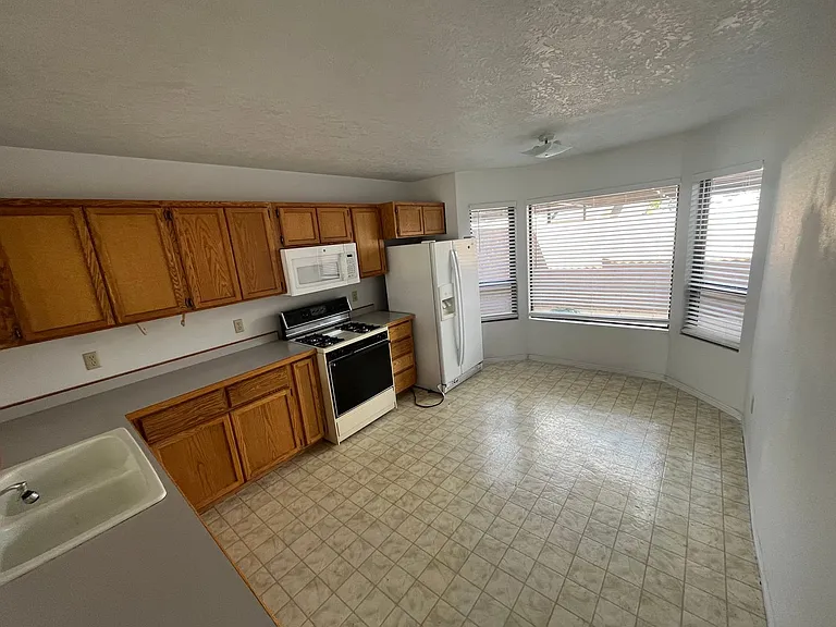 341 E D L Sargent Dr — Photo 6