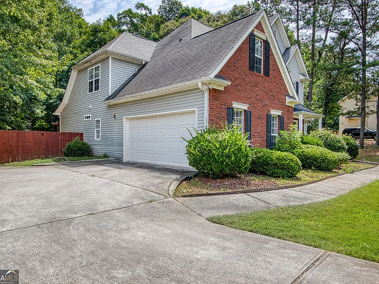 255 Squire Ln — Photo 5