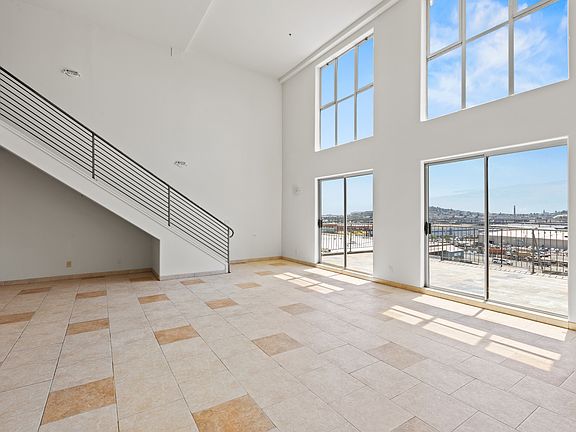 4th image of 2021 26th St Unit 202