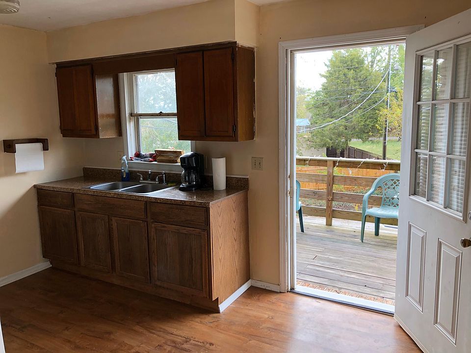 1st image of 210 Curry Ct