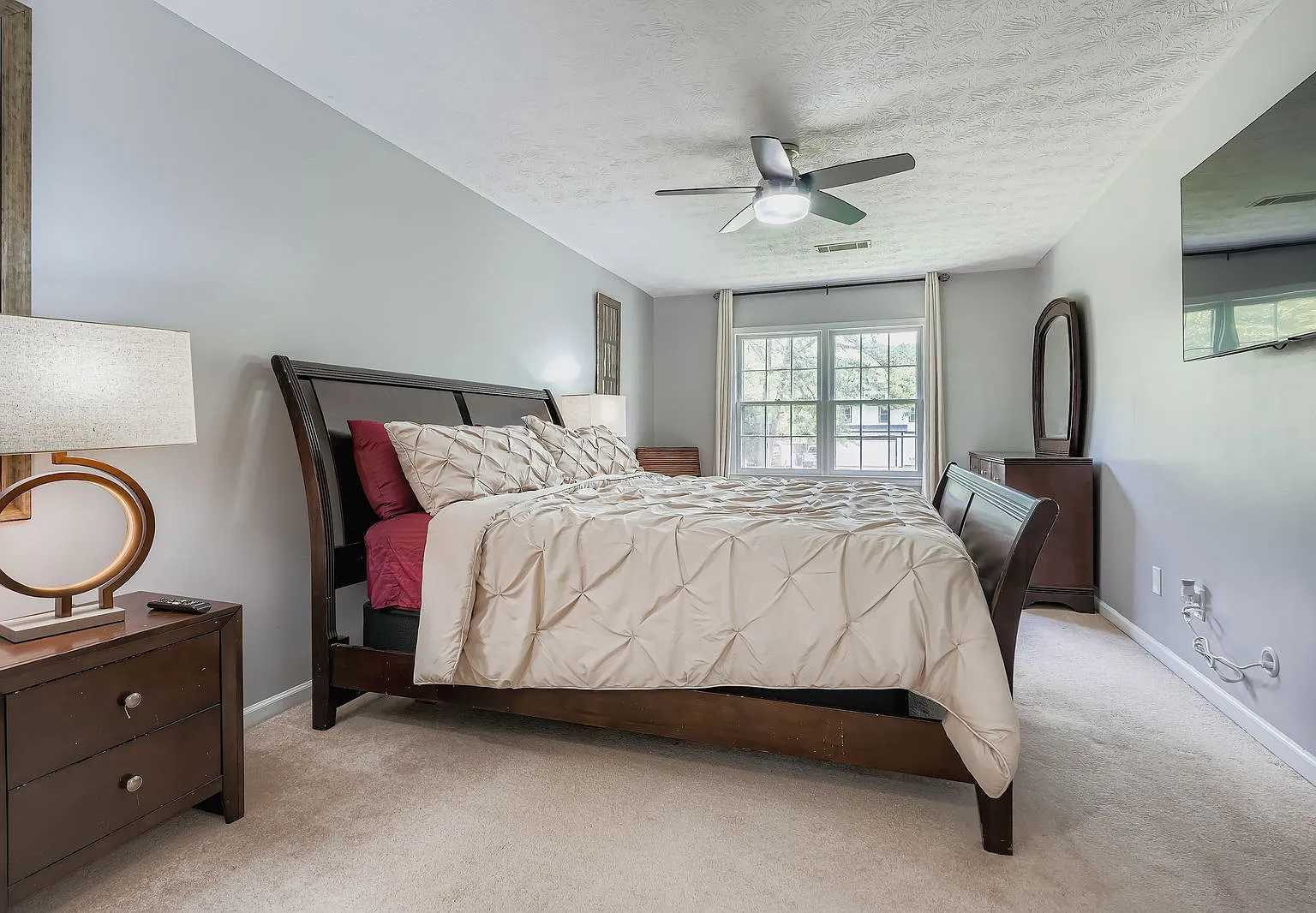 4 bed, 2.5 bath, 2500 sqft, $5,000 — Photo 3