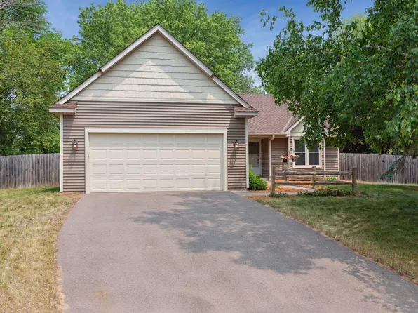361 72nd St N, Mahtomedi, MN 55115