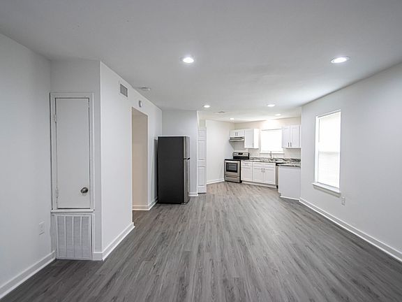 3rd image of 21 Towne Park Ct APT 3