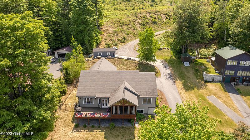 4th image of 788 S Shore Road