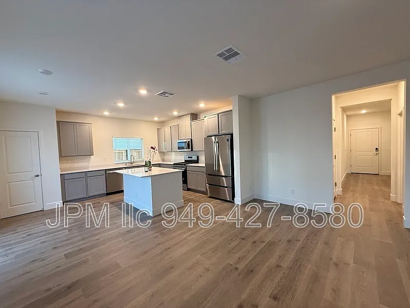 4 bed, 2.5 bath, 1811 sqft, $2,695 — Photo 3