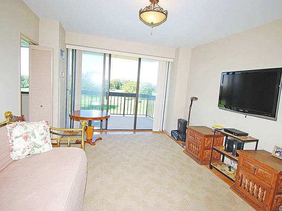 3rd image of 26910 Grand Central Pkwy APT 7V