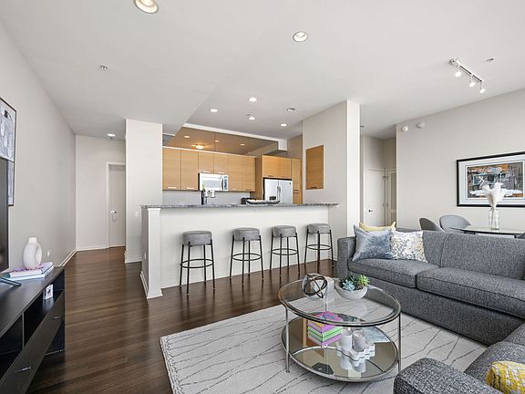 4th image of 500 W Superior St Unit 1902