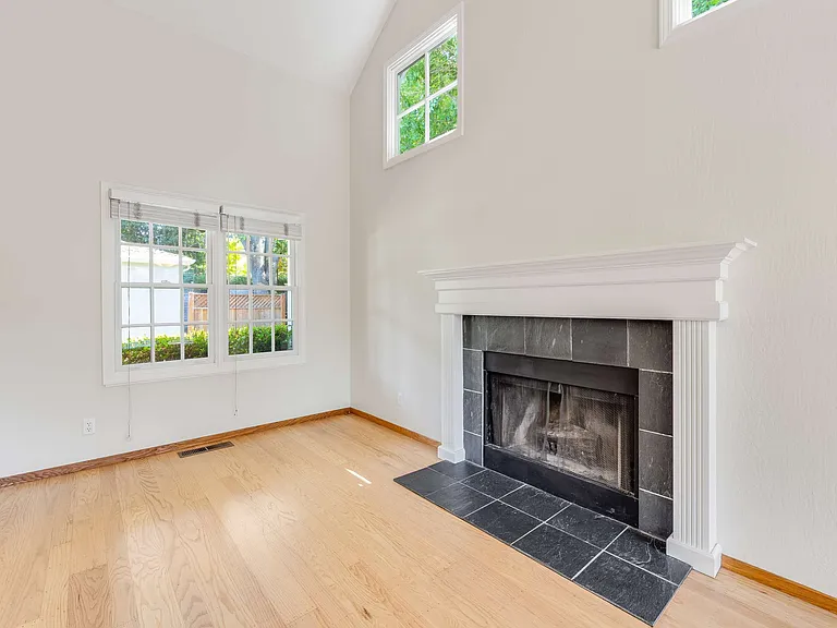 558 Beresford Ave — Photo 8