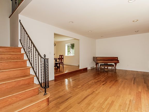 3rd image of 7 Brook Pl