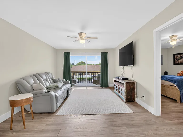 480 NW 20th St #205 — Photo 5