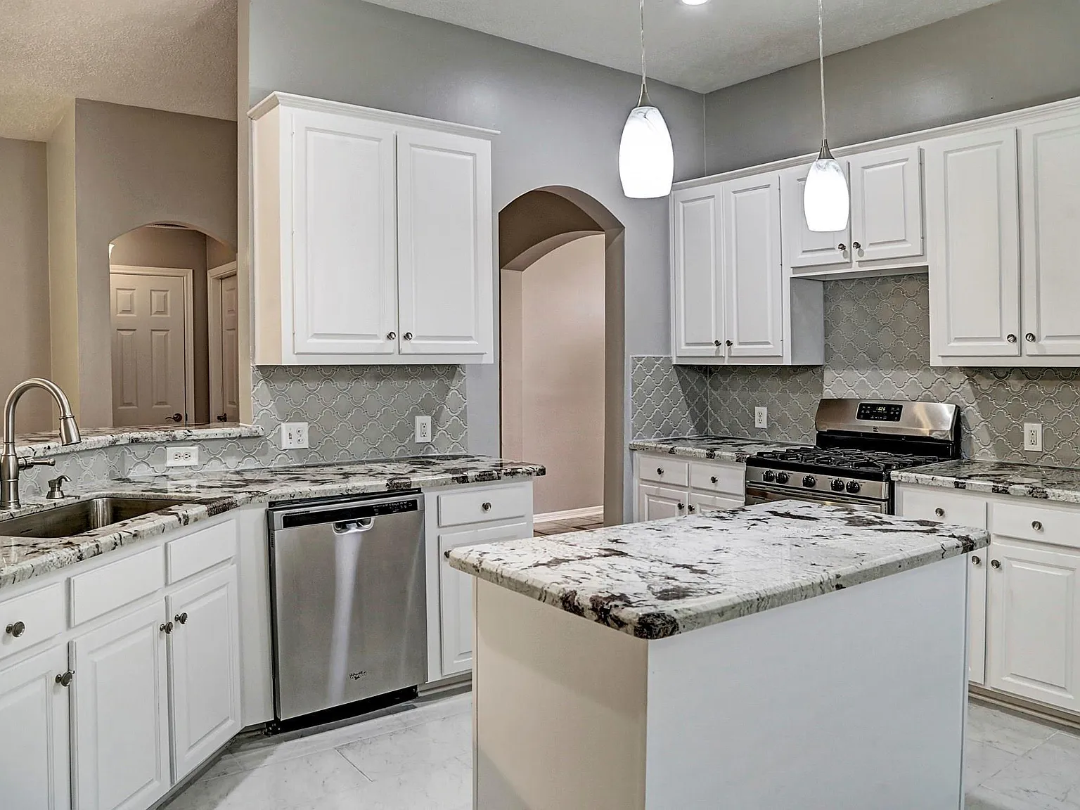 3 bed, 2.0 bath, 1931 sqft, $2,700 — Photo 4