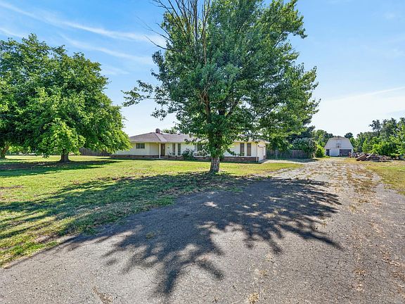 3rd image of 8465 Dillard Rd