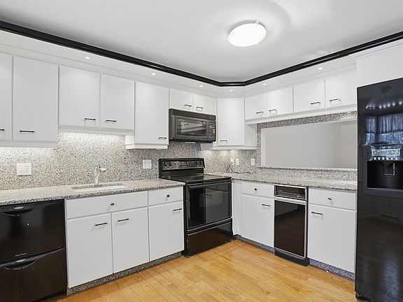 4th image of 47 Collins St #50