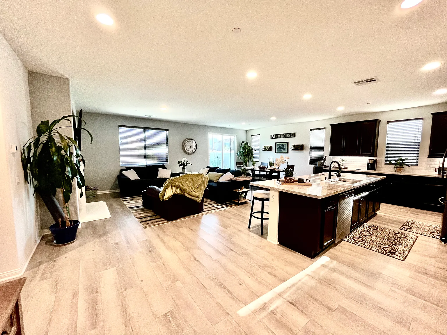 2 bed, 2000 sqft, $2,800 — Photo 2
