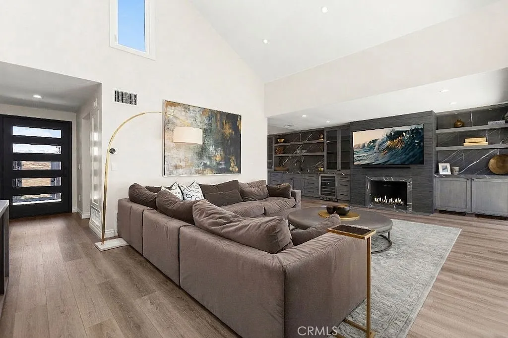 3 bed, 2.0 bath, 1589 sqft, $8,950 — Photo 3