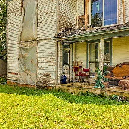 3rd image of 602 E Broadway St