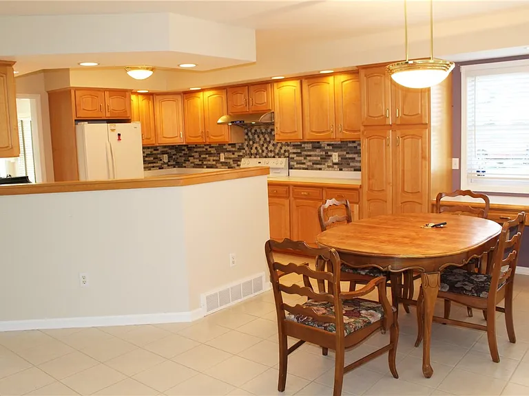 121 Brittany Cir — Photo 11