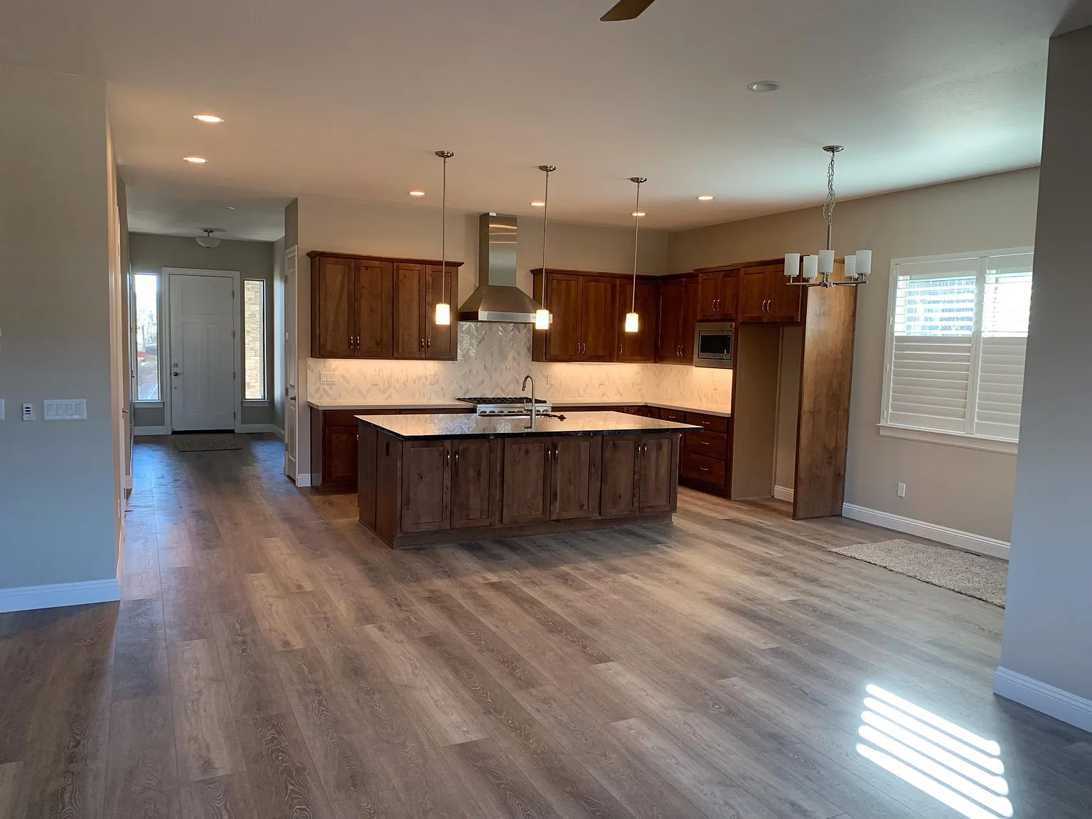 3 bed, 1816 sqft, $2,950 — Photo 2